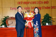 Chủ tịch Hội đồng Nhân dân tỉnh Lạng Sơn Đoàn Thị Hậu tặng hoa chúc mừng ông Đoàn Thanh Sơn được HĐND tỉnh bầu giữ chức Phó Chủ tịch UBND tỉnh Lạng Sơn, nhiệm kỳ 2021-2026. (Ảnh: Văn Đạt/TTXVN)