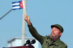 Lãnh tụ Cuba Fidel Castro phát biểu trước hàng nghìn người dân bên ngoài Văn phòng đại diện quyền lợi của Mỹ ở La Habana (Cuba) ngày 21/6/2004. (Nguồn: EPA/TTXVN)