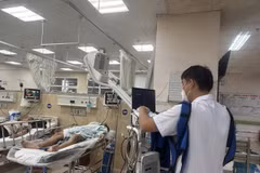 Các nạn nhân trong vụ tai nạn được các bác sỹ Bệnh viện Đa khoa Đồng Nai nỗ lực cứu chữa. (Ảnh: TTXVN phát)
