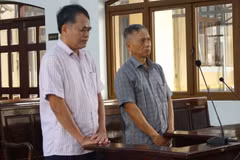 Hai bị cáo Trần Quốc Tuấn (áo trắng) và Võ Khắc Hiển nghe tuyên án tại tòa. (Ảnh: TTXVN phát)