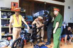 Tổ Công tác kiểm tra một phương tiện môtô độ, chế trái phép. (Ảnh: TTXVN phát)