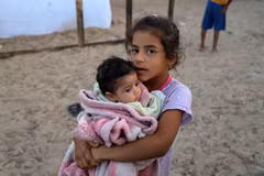 Trẻ em Palestine tại một trại tạm ở Dải Gaza. (Ảnh: THX/TTXVN)
