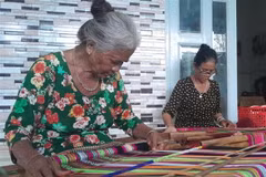 Phụ nữ dân tộc S'tiêng ở Bình Phước dệt thổ cẩm. (Ảnh: K GỬIH/TTXVN)