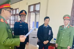 Cơ quan chức năng thi hành quyết định khởi tố. (Nguồn: Công an Quảng Bình)