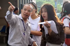 Thí sinh dự thi tại điểm thi Đại học Khoa học tự nhiên - Đại học Quốc gia Thành phố Hồ Chí Minh. (Nguồn: TTXVN phát)