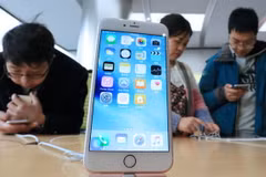 Khách hàng tham quan, mua sắm điện thoại iPhone ở Bắc Kinh. (Nguồn: Nikkei)
