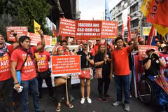 Người dân tham gia tuần hành yêu cầu Chính phủ sửa đổi chính sách lao động tại Manila, Philippines ngày 1/5. (Nguồn: AFP/TTXVN)