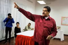 Tổng thống Venezuela Nicolas Maduro bỏ phiếu tại điểm bầu cử ở Caracas ngày 20/5. (Nguồn: EFE/TTXVN)