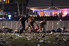 Người dân hoảng loạn bỏ chạy dưới làn đạn của hung thủ vụ xả súng ở Las Vegas, Nevada ngày 1/10/2017. (Nguồn: AFP/TTXVN)