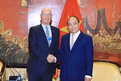 Thủ tướng Nguyễn Xuân Phúc gặp gỡ, trao đổi với giáo sư Klaus Schwab, Người sáng lập và Chủ tịch điều hành Diễn đàn Kinh tế thế giới (WEF). (Ảnh: Thống Nhất/TTXVN)