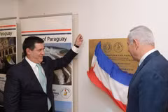 Thủ tướng Israel Benjamin Netanyahu (phải) và Tổng thống Paraguay Horacio Cartes (trái) khai trương Đại sứ quán Paraguay ở Jerusalem. (Nguồn: GPO)