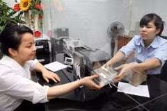 Khách hàng giao dịch tại Hội sở Co-op Bank, phố Nguyễn Thị Định (Hà Nội). (Ảnh: Trần Việt/TTXVN)