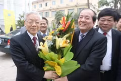 Nhà thơ Hữu Thỉnh và Tổng Bí thư Nguyễn Phú Trọng. (Ảnh: Trí Dũng/TTXVN)