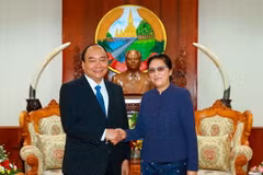 Thủ tướng Nguyễn Xuân Phúc hội kiến với Chủ tịch Quốc hội Lào Pany Yathotou. (Ảnh: Thống Nhất/TTXVN)