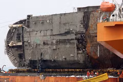 Phà Sewol được đưa lên khỏi mặt nước gần khu vực Jindo, Hàn Quốc. (Nguồn: EPA/TTXVN)