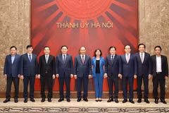 Thủ tướng Nguyễn Xuân Phúc chụp ảnh chung với các lãnh đạo chủ chốt thành phố Hà Nội tham dự buổi làm việc. (Ảnh: Thống Nhất/TTXVN)