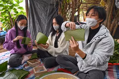 Cuối tuần qua, một chương trình đầy ý nghĩa với mục đích đem Tết tới sớm tới các hộ gia đình khó khăn ở xóm Phao (Hà Nội) đã được các thành viên câu lạc bộ L' âme cùng các thầy cô ở Vietnam Young Art triển khai. (Ảnh: Minh Sơn/Vietnam+)