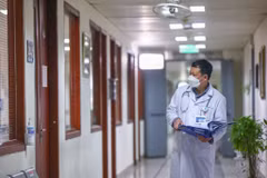 Tiến sỹ, bác sỹ Vũ Đức Bình - Phó Bí thư Đảng ủy Viện, Trưởng khoa Bệnh máu tổng hợp là một trong những 'người cầm cờ' từng đi vào tâm dịch Thành phố Hồ Chí Minh trong năm 2021. (Ảnh: Minh Sơn/Vietnam+)