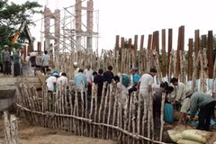 Gia cố đê bao kinh 9 ở xã Ô Long Vỹ, huyện Châu Phú, An Giang. (Ảnh : Vương Thoại Trung/TTXVN)