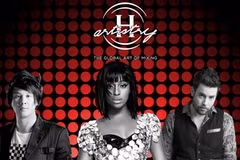 Từ trái qua phải: Thanh Bùi, Alexandra Burke và David Roland Cook. 