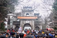 Hàng nghìn người dân về dự lễ khai hội chùa Hương 2011. (Ảnh: Quốc Khánh/TTXVN)