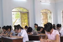Các thí sinh tham dự kỳ tuyển sinh năm 2011. (Ảnh: Nguyễn Hồng Cường/TTXVN)