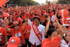 Người biểu tình "áo đỏ" tuần hành tại Bangkok. (Nguồn: THX/TTXVN)