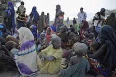 Người tị nạn Somalia chờ nhận cứu trợ tại trại tị nạn Dagahaley ở Dadaab (Kenia). (Nguồn: AFP/TTXVN)