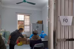 Trạm y tế phường Cao Xanh, thành phố Hạ Long cấp giấy chứng nhận F0 cho người dân tự cách ly, điều trị tại nhà. (Ảnh: Thanh Vân/TTXVN)