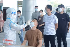 Nhân viên y tế lấy mẫu xét nghiệm COVID-19 tại Đà Nẵng. (Ảnh: Văn Dũng/TTXVN)