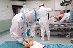 Điều trị cho bệnh nhân nhiễm COVID-19 tại Warsaw (Ba Lan). (Ảnh: PAP/TTXVN)