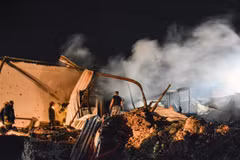 Hiện trường một vụ không kích của Israel xuống khu vực Latakia của Syria, ngày 5/5/2021. (Ảnh: AFP/TTXVN)