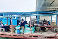 Các hộ dân có bè nuôi vi phạm bị cưỡng chế. (Ảnh: Thanh Vân/TTXVN)