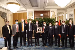 Chủ tịch nước Nguyễn Xuân Phúc tiếp các nhà đầu tư hạ tầng và tài chính quốc tế của Singapore, chiều 26/2/2022. (Ảnh: Thống Nhất/TTXVN)