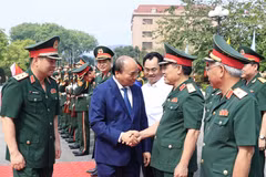 Chủ tịch nước Nguyễn Xuân Phúc đến thăm và làm việc tại Bộ Tư lệnh Quân khu 1, chiều 25/4/2022. (Ảnh: Thống Nhất/TTXVN)