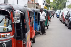 Các phương tiện xếp hàng chờ bơm xăng tại Colombo (Sri Lanka), ngày 15/6/2022. (Ảnh: THX/TTXVN)