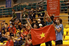 Cổ động viên Việt Nam cổ vũ cho các vận động viên đội nhà tại SEA Games 31. (Ảnh: Vũ Sinh/TTXVN))