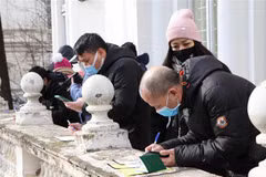 Kiều bào tới làm thủ tục xin cấp thẻ thông hành tại Đại sứ quán Việt Nam ở Romania. (Ảnh: Mạnh Hùng/TTXVN)
