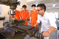 Hướng dẫn sinh viên thực hành gia công cơ khí tại Trường cao đẳng Hàng hải (Hải Phòng). (Ảnh: Hoàng Hiếu/TTXVN)