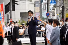 Cựu Thủ tướng Nhật Bản Abe Shinzo phát biểu tại thành phố Nara, ngày 8/7/2022. (Ảnh: asahi.com/TTXVN)