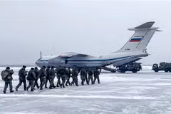 Các lính dù Nga tham gia lực lượng giữ gìn hoà bình của CSTO chuẩn bị đáp máy bay quân sự tới Kazakhstan, tại sân bay Chkalovsky, ngoại ô Moskva (Nga) ngày 6/1/2022. (Ảnh: AFP/TTXVN)