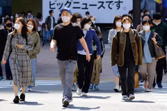 Người dân trên đường phố Tokyo (Nhật Bản). (Ảnh: AFP/TTXVN)