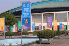 Phướn trang trí tuyên truyền SEA Games 31 được treo trước cửa Nhà thi đấu đa năng tỉnh Bắc Ninh. (Ảnh: Thanh Thương/TTXVN)