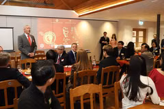 Tiến sỹ Nick Brown, Hiệu trưởng trường Linacre, Đại học Oxford, phát biểu chúc mừng Hội sinh viện Việt Nam tại thành phố Oxford. (Ảnh: Đình Thư/Vietnam+)