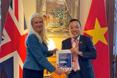 Quốc vụ khanh Bộ Ngoại giao Anh phụ trách châu Á Amanda Milling và Đại sứ Việt Nam tại Anh Nguyễn Hoàng Long khởi động "Những ngày Việt Nam tại Vương quốc Anh." (Ảnh: TTXVN phát)