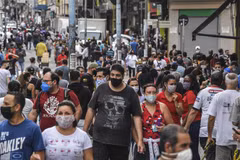 Người dân trên đường phố Sao Paulo (Brazil). (Ảnh: AFP/TTXVN)