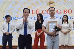Giám đốc Sở Giáo dục và Đào tạo Hà Nội Trần Thế Cương trao quyết định công nhận hiệu trưởng cho ông Đoàn Hoàng Giang. (Ảnh: Vietnam+)