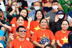 Cổ động viên Việt Nam cổ vũ cho các đội đua thuyền Rowing tại SEA Games 31, ngày 11/5/2022. (Ảnh: Minh Đức/TTXVN)
