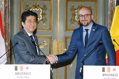 Chủ tịch Hội đồng châu Âu Charles Michel (phải) nhấn mạnh cựu Thủ tướng Abe là người bạn thực sự, một người bảo vệ mạnh mẽ trật tự đa phương. (Ảnh: AFP/TTXVN)