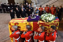 Linh cữu Nữ hoàng Anh Elizabeth II được rước tới tòa nhà Quốc hội Westminter Hall ở London ngày 14/9/2022. Ảnh: AFP/TTXVN